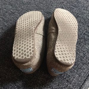 Toms Shoes - EUC TOMS (brown/gold) Toms Shoes - EUC TOMS (brown/gold)